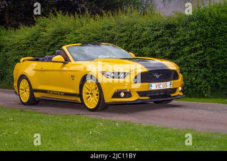 2015 giallo Ford Mustang 4951cc 6 velocità sequenziale automatico Cabrio arrivo a Worden Park Motor Village per il Leyland Festival, Regno Unito Foto Stock