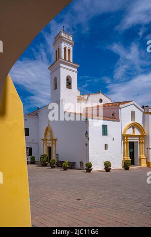 Vista di Sant Bartomeu de Ferreries a Placa de i'Esglesia, Ferreries, Menorca, Isole Baleari, Spagna, Europa Foto Stock