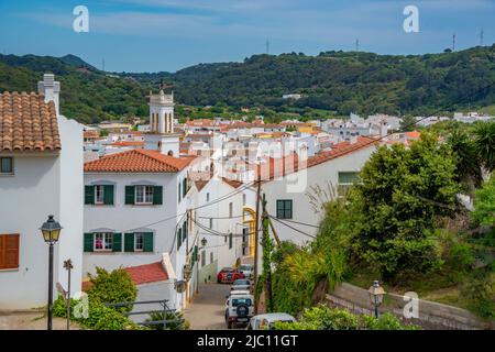 Vista di Sant Bartomeu de Ferreries e tetti da posizione elevata, Ferreries, Menorca, Isole Baleari, Spagna, Europa Foto Stock