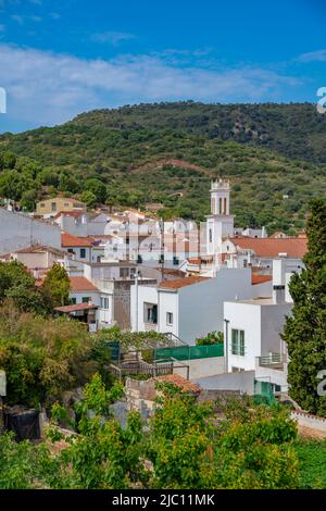 Vista di Sant Bartomeu de Ferreries e tetti da posizione elevata, Ferreries, Menorca, Isole Baleari, Spagna, Europa Foto Stock