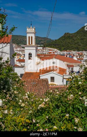 Vista di Sant Bartomeu de Ferreries e tetti da posizione elevata, Ferreries, Menorca, Isole Baleari, Spagna, Europa Foto Stock