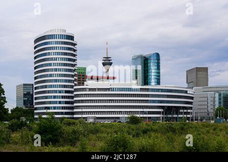 Sede centrale del motore di ricerca di hotel trivago nel Media Harbour di Düsseldorf su Kesselstrasse. Düsseldorf, Renania settentrionale-Vestfalia, Germania, 24.5.22 Foto Stock