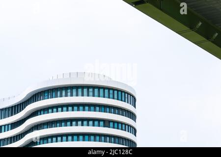 Sede centrale del motore di ricerca di hotel trivago nel Media Harbour di Düsseldorf su Kesselstrasse. Düsseldorf, Renania settentrionale-Vestfalia, Germania, 23.5.22 Foto Stock