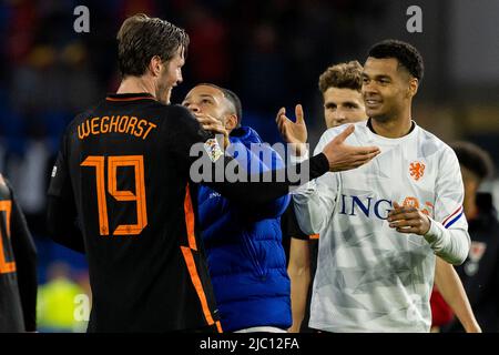 08-06-2022: Sport: Galles vs Nederland CARDIFF, REGNO UNITO - GIUGNO 8: WOUT Weghorst (Oranje Paesi Bassi) e Gody Gakpo (Oranje Paesi Bassi) durin Foto Stock