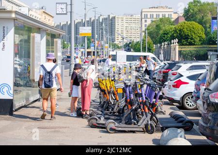 Mosca. Russia. Giugno 9, 2022. La gente sceglie di affittare gli scooter elettrici. Messa a fuoco selettiva. Il concetto di utilizzo del trasporto a emissioni zero in città. Foto Stock