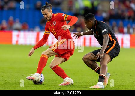 08-06-2022: Sport: Galles vs Nederland CARDIFF, REGNO UNITO - GIUGNO 8: Gareth Bale (Galles) e Steven Bergwijn (Oranje Paesi Bassi) durante la Natio Foto Stock