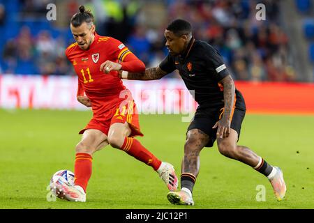 08-06-2022: Sport: Galles vs Nederland CARDIFF, REGNO UNITO - GIUGNO 8: Gareth Bale (Galles) e Steven Bergwijn (Oranje Paesi Bassi) durante la Natio Foto Stock