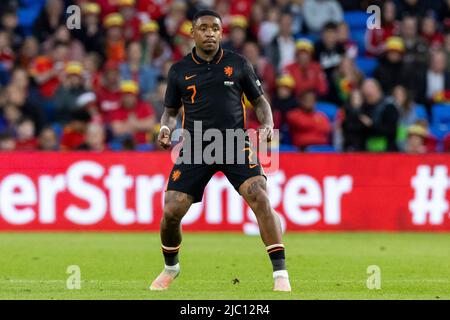 08-06-2022: Sport: Wales vs Nederland CARDIFF, REGNO UNITO - GIUGNO 8: Steven Bergwijn (Oranje Netherlands) durante la partita di Nations League tra Foto Stock