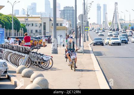 Mosca. Russia. Giugno 9, 2022. Un uomo corre in bicicletta lungo una strada di Mosca. Messa a fuoco selettiva. Pedalando lungo la strada della città in una giornata di sole. Foto Stock