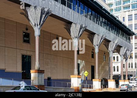 Wellington, Aotearoa / Nuova Zelanda – 5 dicembre 2015: Colonne di palme Nikau alla Wellington City Library realizzate dall'artista Ian Athfield. Foto Stock