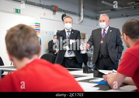 Il Segretario della Giustizia Keith Brown (a sinistra) con il Governatore David Abernethy (a destra) incontra i detenuti che partecipano a un workshop SMART (Self Management and Recovery Training) durante una visita alla prigione di Edimburgo, mentre il governo scozzese pubblica la legge sul Bail and Release from Custody (Scozia). Data foto: Giovedì 9 giugno 2022. Foto Stock