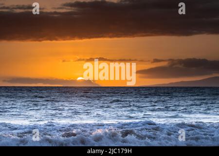 Tramonto dietro le nuvole sul mare a Maalaea Bay, USA, Hawaii, Maui Foto Stock
