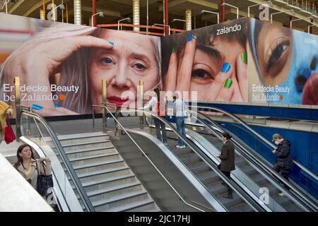 Grandi poster pubblicitari sulle scale per la metropolitana per nascondere il cantiere dietro, Germania, Renania settentrionale-Vestfalia, Lower Rhine, Dusseldorf Foto Stock