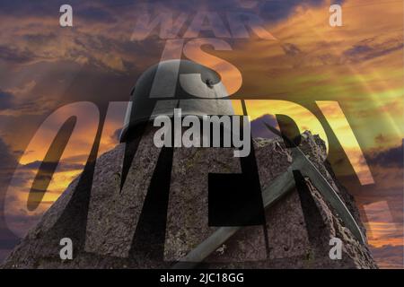 La guerra è finita scrivere nero su sfondo di fuoco casco Foto Stock