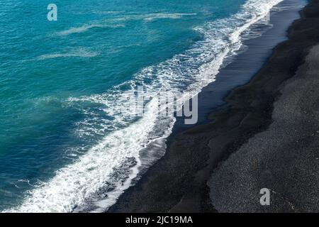 Vista aerea astratta della spiaggia di sabbia nera di Reynisfjara in Islanda Foto Stock