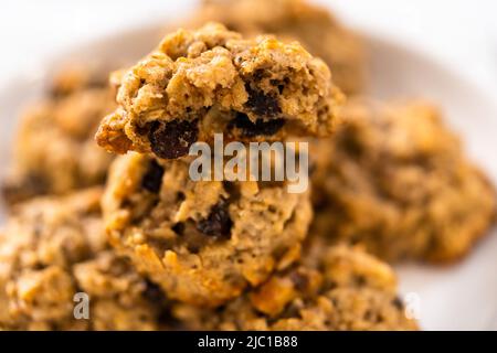 Biscotti di noce di uvetta con farinata d'avena appena sfornata. Foto Stock