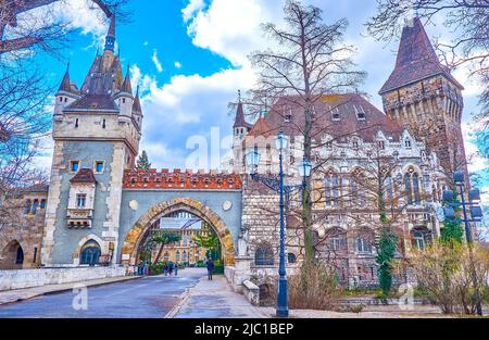 BUDAPEST, UNGHERIA - 23 FEBBRAIO 2022: Il cancello d'ingresso principale al Castello di Vajdahunyad, il 23 febbraio a Budapest, Ungheria Foto Stock