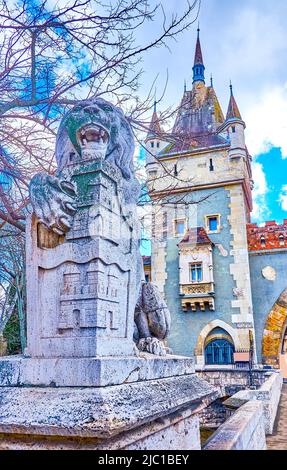 Il leone di pietra sul Ponte del Leone al Castello di Vajdahunyad nel Parco cittadino di Budapest, Ungheria Foto Stock