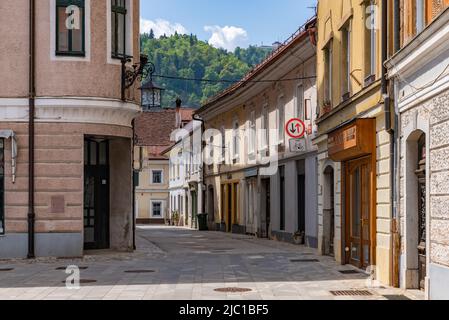 Una foto di una strada stretta e pittoresca a Kranj. Foto Stock