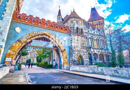 BUDAPEST, UNGHERIA - 23 FEBBRAIO 2022: La porta d'ingresso principale al Castello di Vajdahunyad, il complesso museale del Parco cittadino, il 23 febbraio a Budapest, Hun Foto Stock