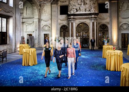 2022-06-09 11:00:41 AMSTERDAM - la principessa Beatrix presenta i garofani d'Argento dei Culturfonds del Principe Bernhard al Palazzo reale di Amsterdam. Quest'anno i garofani d'Argento sono stati assegnati a Daphne Wassink, Klaas Post e Adolf Kock. ANP RAMON VAN FLYMEN olanda OUT - belgio OUT Foto Stock