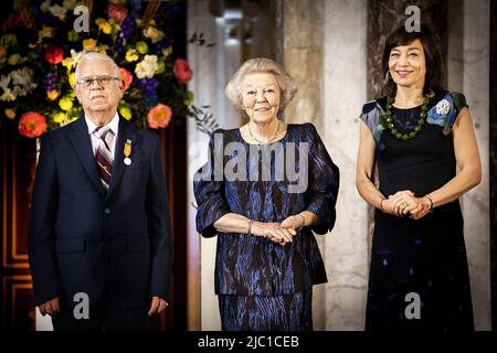 2022-06-09 11:51:51 AMSTERDAM - la principessa Beatrix presenta un garofano d'argento dal Principe Bernhard Culturfonds ad Adolf Kock nel Palazzo reale di Amsterdam. I garofani d'Argento sono stati assegnati annualmente dal 1950 a persone che si sono impegnate volontariamente e non retribuite per la cultura o la natura nei Paesi Bassi. ANP RAMON VAN FLYMEN olanda OUT - belgio OUT Foto Stock