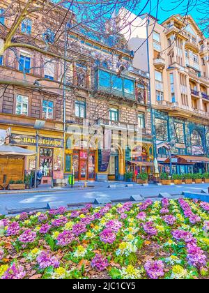 BUDAPEST, UNGHERIA - 23 FEBBRAIO 2022: La vista sulle facciate degli edifici storici di via Nagymezo attraverso le aiuole sceniche, il 23 febbraio in Foto Stock