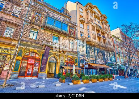 BUDAPEST, UNGHERIA - 23 FEBBRAIO 2022: Le facciate panoramiche degli edifici storici in via Nagymezo, il 23 febbraio a Budapest, Ungheria Foto Stock