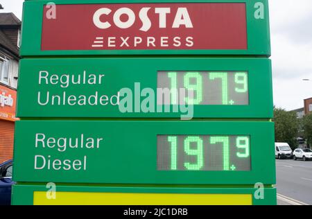 Slough, Berkshire, Regno Unito. 9th giugno 2022. Un distributore di benzina BP sulla Farnham Road a Slough. Il prezzo della benzina sta ancora una volta aumentando a dismisura con l’aggravarsi della crisi del costo della vita. I prezzi al litro presso le stazioni di benzina di Slough oggi variavano da 184,9 a 197,9 per litro, portando il costo di riempimento di un serbatoio di benzina a più di £100. I prossimi scioperi ferroviari nazionali eserciteranno ulteriori pressioni sui pendolari. Credit: Maureen McLean/Alamy Live News Foto Stock