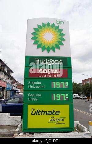 Slough, Berkshire, Regno Unito. 9th giugno 2022. Un distributore di benzina BP sulla Farnham Road a Slough. Il prezzo della benzina sta ancora una volta aumentando a dismisura con l’aggravarsi della crisi del costo della vita. I prezzi al litro presso le stazioni di benzina di Slough oggi variavano da 184,9 a 197,9 per litro, portando il costo di riempimento di un serbatoio di benzina a più di £100. I prossimi scioperi ferroviari nazionali eserciteranno ulteriori pressioni sui pendolari. Credit: Maureen McLean/Alamy Live News Foto Stock