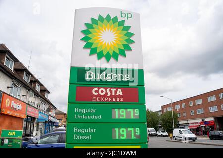 Slough, Berkshire, Regno Unito. 9th giugno 2022. Un distributore di benzina BP sulla Farnham Road a Slough. Il prezzo della benzina sta ancora una volta aumentando a dismisura con l’aggravarsi della crisi del costo della vita. I prezzi al litro presso le stazioni di benzina di Slough oggi variavano da 184,9 a 197,9 per litro, portando il costo di riempimento di un serbatoio di benzina a più di £100. I prossimi scioperi ferroviari nazionali eserciteranno ulteriori pressioni sui pendolari. Credit: Maureen McLean/Alamy Live News Foto Stock