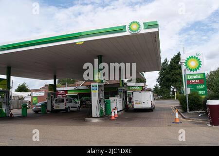 Slough, Berkshire, Regno Unito. 9th giugno 2022. Un distributore di benzina BP sulla Wexham Road a Slough. Il prezzo della benzina sta ancora una volta aumentando a dismisura con l’aggravarsi della crisi del costo della vita. I prezzi al litro presso le stazioni di benzina di Slough oggi variavano da 184,9 a 197,9 per litro, portando il costo di riempimento di un serbatoio di benzina a più di £100. I prossimi scioperi ferroviari nazionali eserciteranno ulteriori pressioni sui pendolari. Credit: Maureen McLean/Alamy Live News Foto Stock