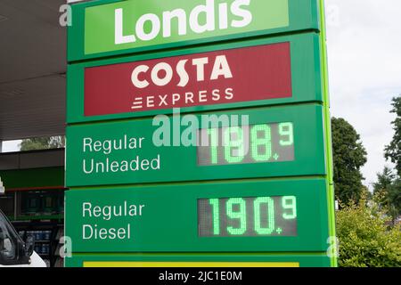 Slough, Berkshire, Regno Unito. 9th giugno 2022. Un distributore di benzina BP sulla Wexham Road a Slough. Il prezzo della benzina sta ancora una volta aumentando a dismisura con l’aggravarsi della crisi del costo della vita. I prezzi al litro presso le stazioni di benzina di Slough oggi variavano da 184,9 a 197,9 per litro, portando il costo di riempimento di un serbatoio di benzina a più di £100. I prossimi scioperi ferroviari nazionali eserciteranno ulteriori pressioni sui pendolari. Credit: Maureen McLean/Alamy Live News Foto Stock