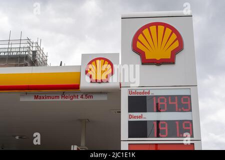 Slough, Berkshire, Regno Unito. 9th giugno 2022. Un distributore di benzina Shell su Burnham Lane a Slough. Il prezzo della benzina sta ancora una volta aumentando a dismisura con l’aggravarsi della crisi del costo della vita. I prezzi al litro presso le stazioni di benzina di Slough oggi variavano da 184,9 a 197,9 per litro, portando il costo di riempimento di un serbatoio di benzina a più di £100. I prossimi scioperi ferroviari nazionali eserciteranno ulteriori pressioni sui pendolari. Credit: Maureen McLean/Alamy Live News Foto Stock