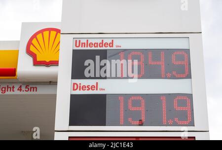 Slough, Berkshire, Regno Unito. 9th giugno 2022. Un distributore di benzina Shell su Burnham Lane a Slough. Il prezzo della benzina sta ancora una volta aumentando a dismisura con l’aggravarsi della crisi del costo della vita. I prezzi al litro presso le stazioni di benzina di Slough oggi variavano da 184,9 a 197,9 per litro, portando il costo di riempimento di un serbatoio di benzina a più di £100. I prossimi scioperi ferroviari nazionali eserciteranno ulteriori pressioni sui pendolari. Credit: Maureen McLean/Alamy Live News Foto Stock