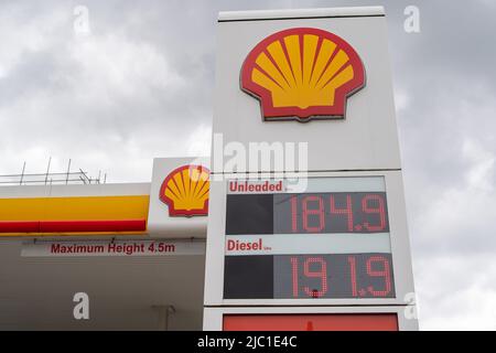 Slough, Berkshire, Regno Unito. 9th giugno 2022. Un distributore di benzina Shell su Burnham Lane a Slough. Il prezzo della benzina sta ancora una volta aumentando a dismisura con l’aggravarsi della crisi del costo della vita. I prezzi al litro presso le stazioni di benzina di Slough oggi variavano da 184,9 a 197,9 per litro, portando il costo di riempimento di un serbatoio di benzina a più di £100. I prossimi scioperi ferroviari nazionali eserciteranno ulteriori pressioni sui pendolari. Credit: Maureen McLean/Alamy Live News Foto Stock