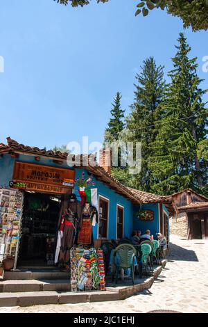 Koprivshtitza, una città vecchia, nota come un esempio di architettura tradizionale bulgara, strade acciottolate, case dipinte, Balcani, Bulgaria Foto Stock