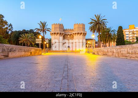 Vista panoramica delle Torres de Serranos all'alba - Valencia, Spagna Foto Stock