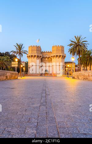 Torres de Serranos all'alba - Valencia, Spagna Foto Stock