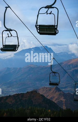 Le seggiovie delle stazioni sciistiche di Monte Pora, durante la stagione autunnale, nei pressi della città di Clusone, Italia - Ottobre 2021. Foto Stock