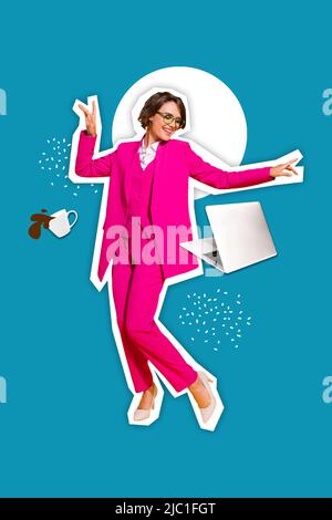Foto collage verticale di persona positiva godere ballare laptop tazza di caffè isolato su sfondo creativo Foto Stock