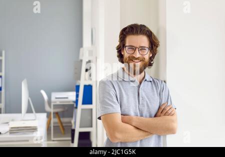 Ritratto in ufficio di successo, intelligente e allegro uomo d'affari, manager o imprenditore. Foto Stock
