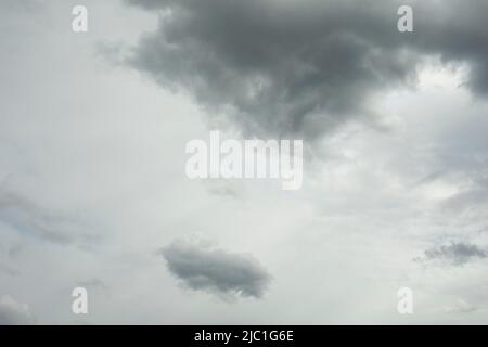 Nuvole nel cielo senza sole. Cielo grigio in tempo nuvoloso. Nuvole chiare in giornate calde. Foto Stock