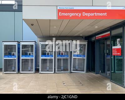 Slough, Regno Unito. 9th giugno 2022. L'ospedale di Wexham Park ha informato che il loro reparto A&e è attualmente un'attività estremamente importante e che i pazienti dovrebbero assistere A&e solo in caso di emergenza genuina. Molte persone stanno trovando di non poter contattare, per non parlare di vedere il loro GPS e così stanno frequentando I reparti A&e, invece, perché non sanno cosa fare altrimenti. Sorprendentemente, il Frimley Health Foundation Trust ha consigliato ai pazienti di non indossare più una maschera facciale quando visitano i loro ospedali. Credit: Maureen McLean/Alamy Live News Foto Stock