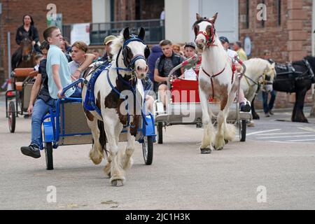 La gente frequenta la Fiera del Cavallo ad Appleby, Cumbria, il raduno annuale di zingari e viaggiatori. Data foto: Giovedì 9 giugno 2022. Il credito fotografico deve essere: Owen Humphreys/PA Wire Foto Stock