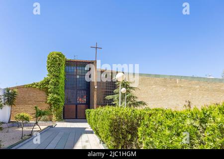 Ingresso principale della chiesa di Nuestra Señora del Carmen (nostra Signora del Carmen) in via calle ancha nel villaggio di Punta Umbria, Huelva, Andalusia, Spagna Foto Stock