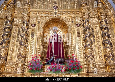 Trigueros, Huelva, Spagna - 17 aprile 2022: Scultura di San Antonio Abad (Sant'Antonio Abate), santo di trogueros, nella sua cappella d'oro Foto Stock