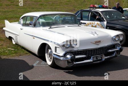 Vista frontale di tre quarti di un bianco, 1958, Cadillac Coupé Deville, in mostra al Deal Classic Car Show 2022 Foto Stock