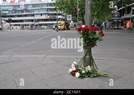 Berlino, Germania. 09th giugno 2022. I fiori si trovano nel centro di Berlino, in Germania, il 9 giugno 2022. Mercoledì 8 giugno, un uomo di 29 anni ha guidato la sua auto in un gruppo di studenti uccidendo il loro insegnante e crash in un negozio. Credit: Ales Zapotocky/CTK Photo/Alamy Live News Foto Stock