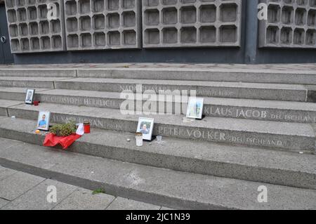 Berlino, Germania. 09th giugno 2022. Quadri e candele si trovano nel centro di Berlino, Germania, 9 giugno 2022. Mercoledì 8 giugno, un uomo di 29 anni ha guidato la sua auto in un gruppo di studenti uccidendo il loro insegnante e crash in un negozio. Credit: Ales Zapotocky/CTK Photo/Alamy Live News Foto Stock